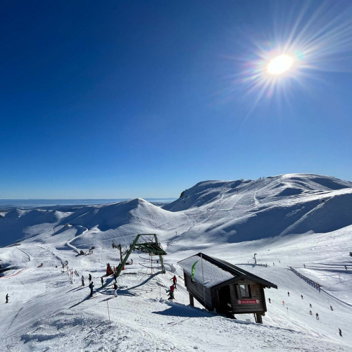 Les stations de ski du Massif Central : Une famille au ski