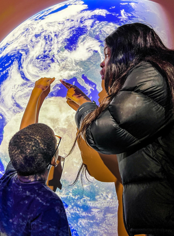 Science Expériences : enfant et sa mère en visite