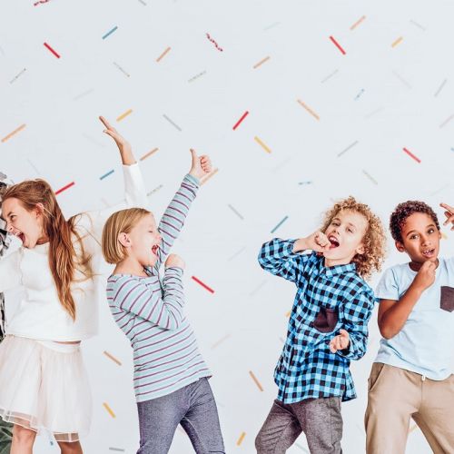 KaraFun Lille : Des enfants chantent comme s'ils avaient un micro dans la main