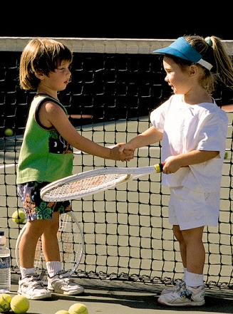 Le tennis pour enfants : un sport individuel à choisir en activité extra-scolaire