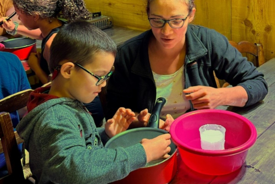 5 raisons de découvrir les Alpes du Léman cet hiver 2025-26 - atelier fromage
