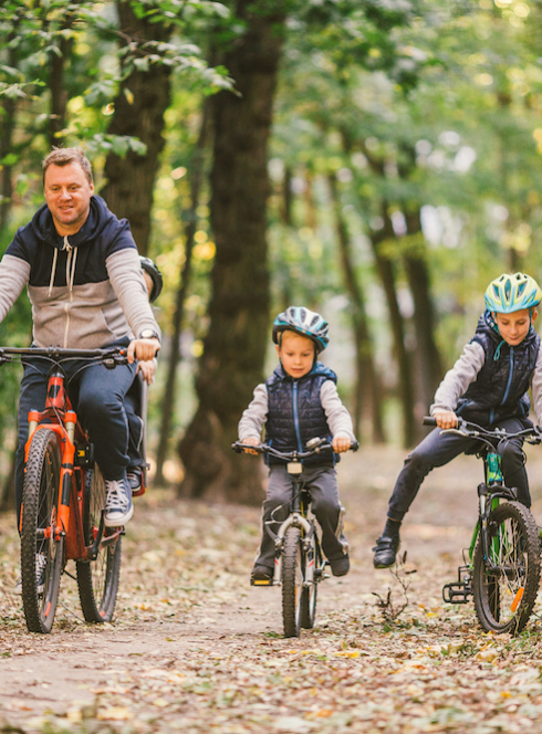 Famille à Vélo en forêt