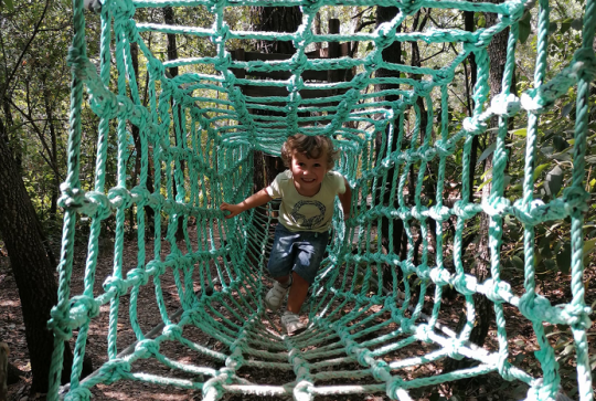 AOUBRE L'Aventure Nature : Un enfant dans un filet