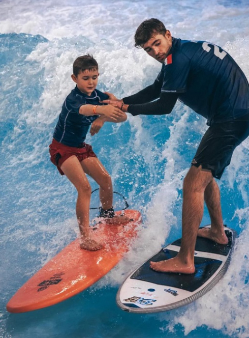 City Surf Park : Un enfants et un moniteur sur des surfs