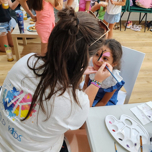 World Kids : Une petite fille se fait maquiller