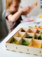 Fille dans un atelier de botanique