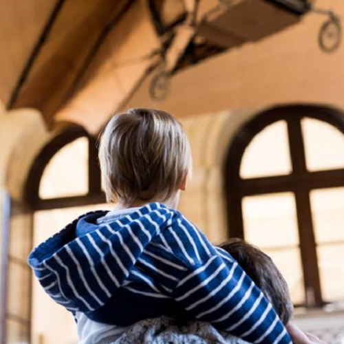 Journées du patrimoine 2019 à Paris - Enfant devant l'avion de Clément Ader © Musée des Arts et Métiers / Photo Sabine Stamm – à Musée des arts et métiers