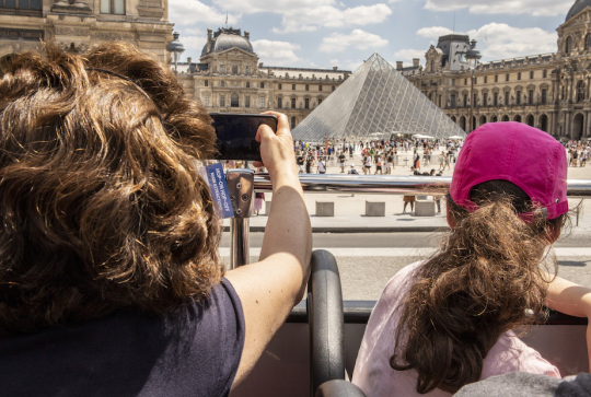 Tootbus : des enfants devant la pyramide du Louvre