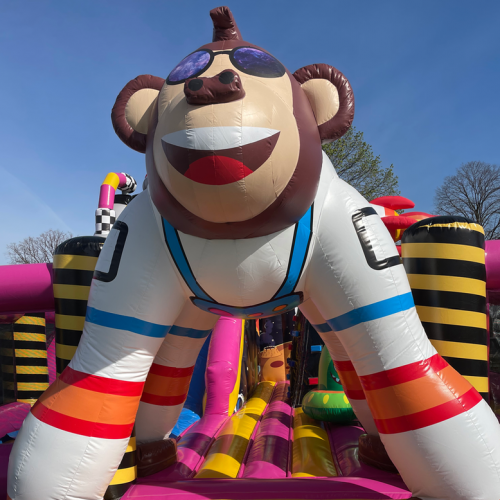 Structure colorée du Jungle Parc de Corbas