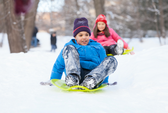 Top des activités neige à tester en famille à la montagne sans skier : luge