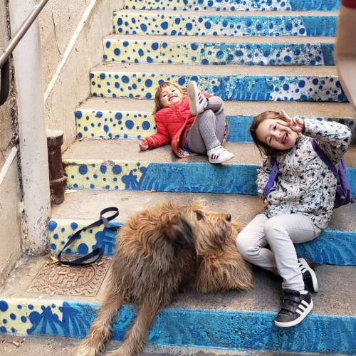 petites filles sur escaliers