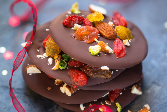 Préparez des chocolats avec vos enfants pour Noël - Palets fruits secs