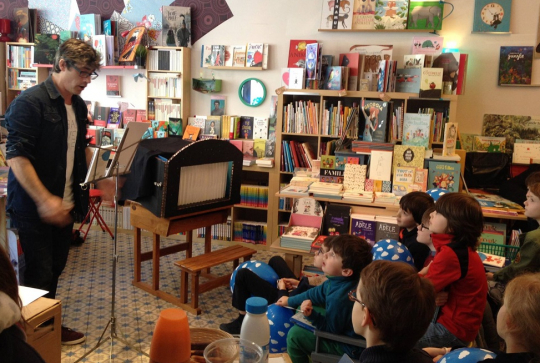  librairies jeunesse à Paris pour des lectures enfants et en famille