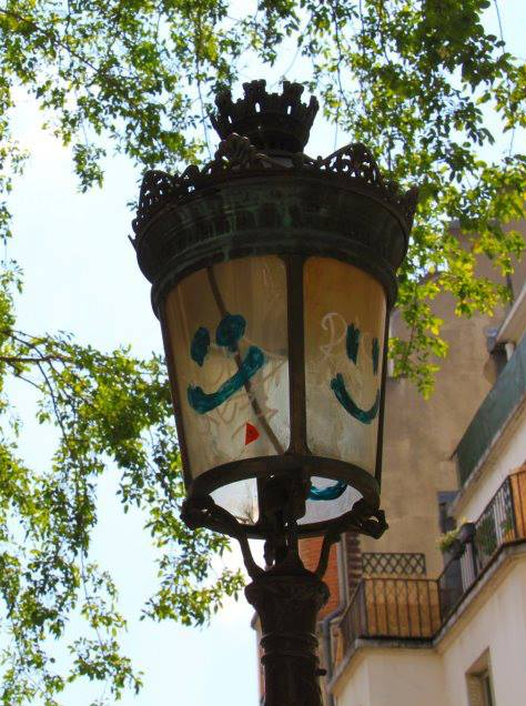 Sur le pavé la plume