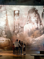 L'Egypte des pharaons : famille devant une exposition digitale et immersive