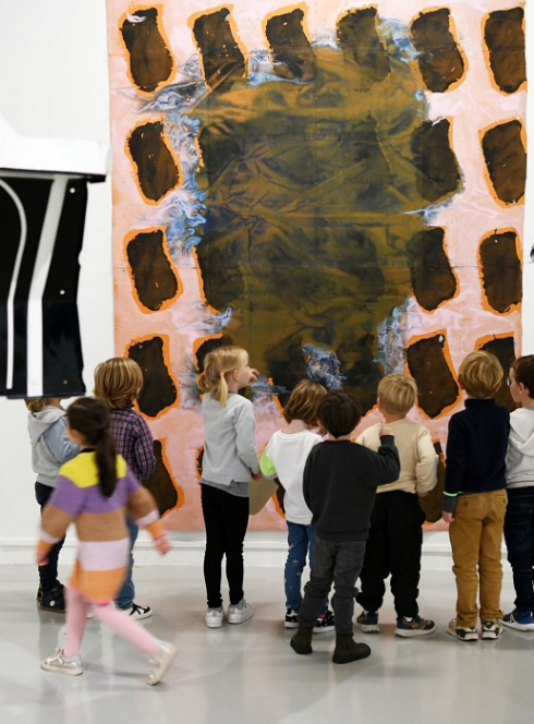LAAC Dunkerque : Des enfants visitent les œuvres du musée