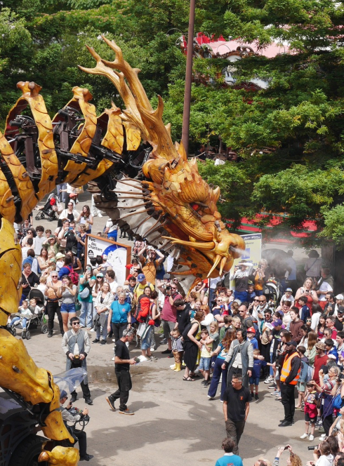 Long Ma face à la foule