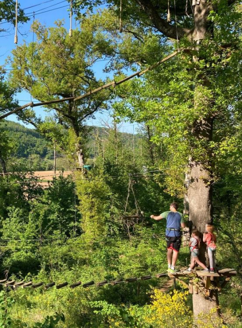 Les Acrobois parcours d'accrobranche avec deux enfant s et un accompagnant