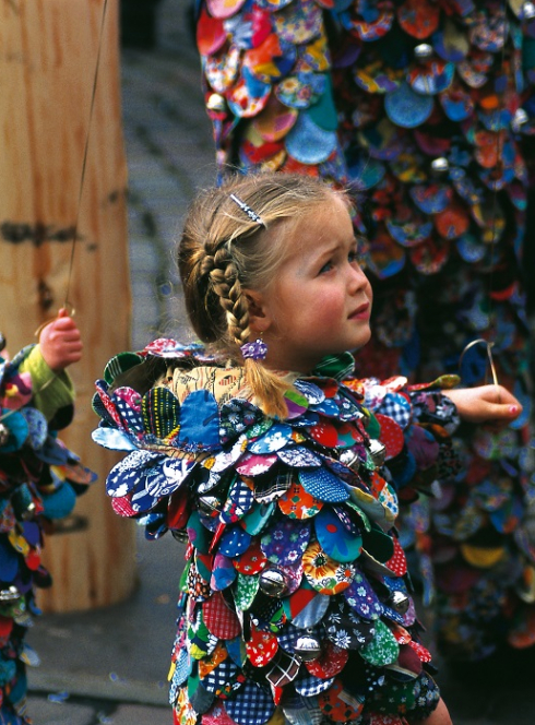 Carnaval 2025 à Saint-Martin Vésubie : Deux petits filles blondes déguisées avec plein de morceau de tissus