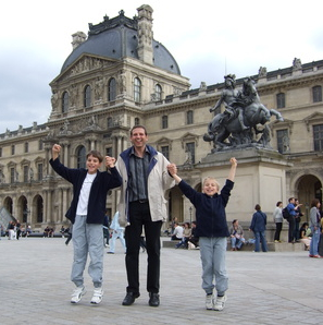 Famille devant Musée du Louvre