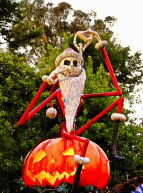L'étrange Noël des Sorciers au Fort de Bron : Mr. Jack en costume de père noël sur une grosse citrouille