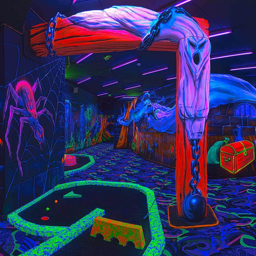 Goolfy - Lomme : Des pistes de golf fluorescentes à l'intérieur