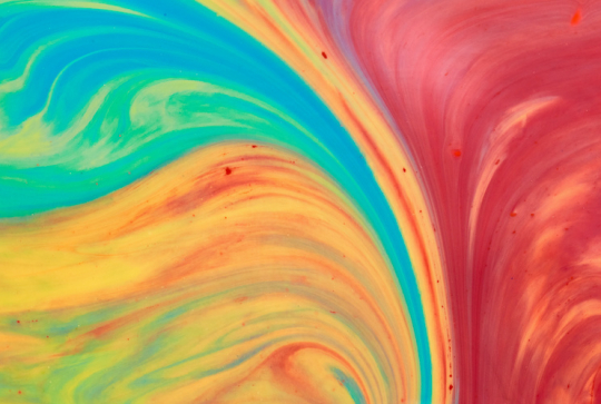 Expériences scientifiques avec de l'eau pour les enfants : activités à la maison - Lait coloré