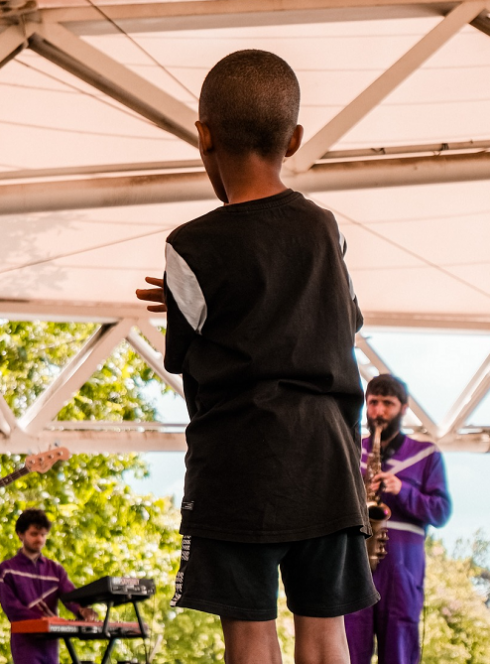 Pestacles : Un petit garçon sur scène avec une troupe en pleine représentation