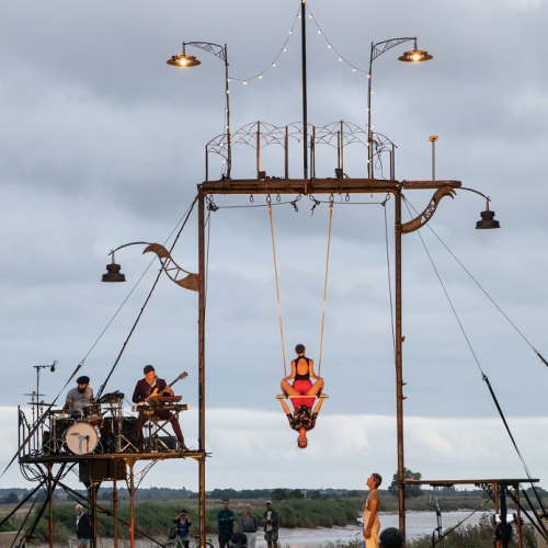 Festival Déantibulations : des circassiens et des musiciens sur une imposante structure aérienne métallique