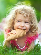 Enfant mangeant une glace