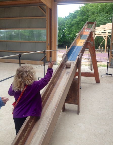 Une petite fille joue à la Mézon.