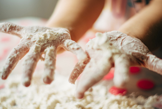 mains d'enfant dans la neige