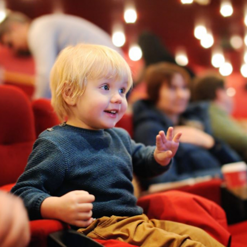 Petit garçon qui regarde un spectacle