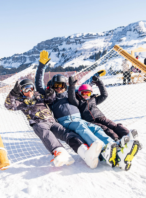 Famille au ski sur un hamac - France Montagnes