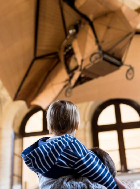 Journées du patrimoine 2019 à Paris - Enfant devant l'avion de Clément Ader © Musée des Arts et Métiers / Photo Sabine Stamm – à Musée des arts et métiers
