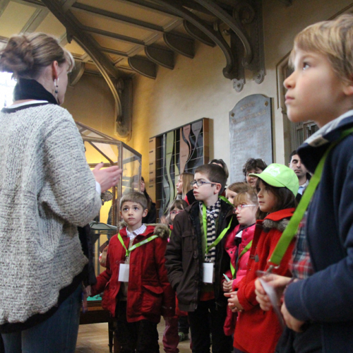 Mathilde explique aux enfants