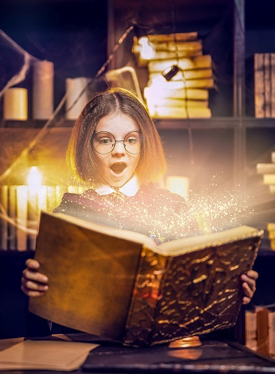 Adobe Stock - enfant dans bibliothèque mystèrieuse
