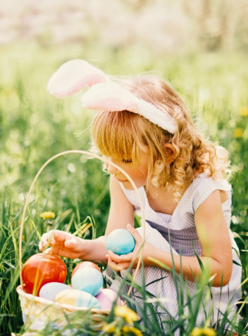 Photo d'enfant ramassant des œufs de Pâques
