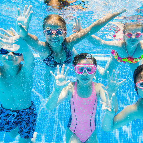 Enfants sous l'eau dans une piscine