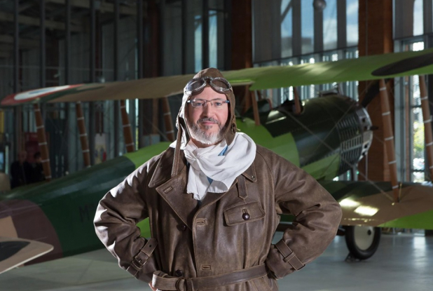 L'Envol des Pionniers : pilote devant un avion