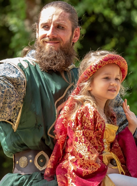 Médiévales d'Andilly : fillette déguisée sur un cheval