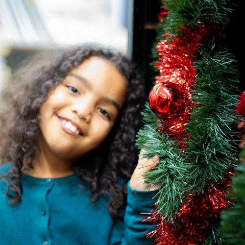 Marché de Noël à Lempdes : Petite fille à côté de décorations