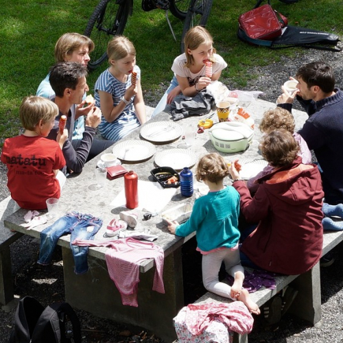 Une famille pique-nique