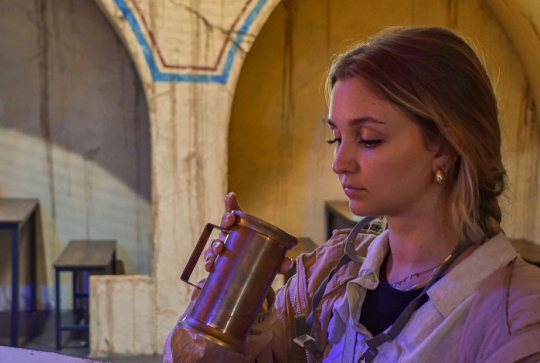 Hominum Games Nice : Une jeune femme participe à un jeu de l'espace de loisirs