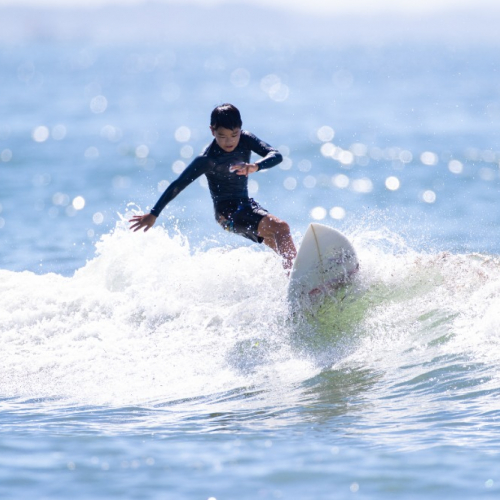 Enfant surfeur