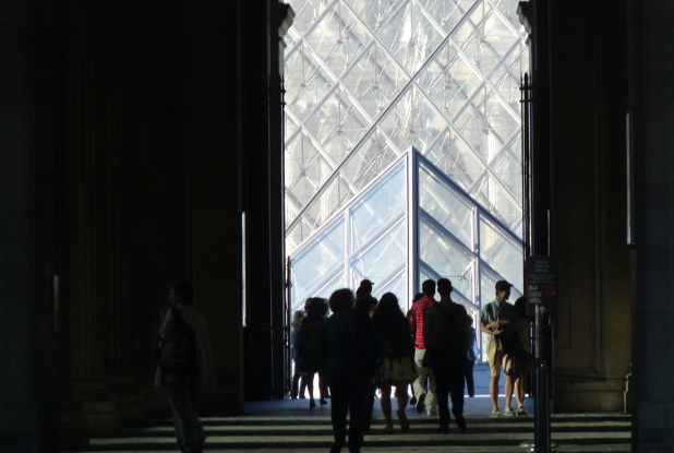Musée du Louvre / passage dans l'ombre