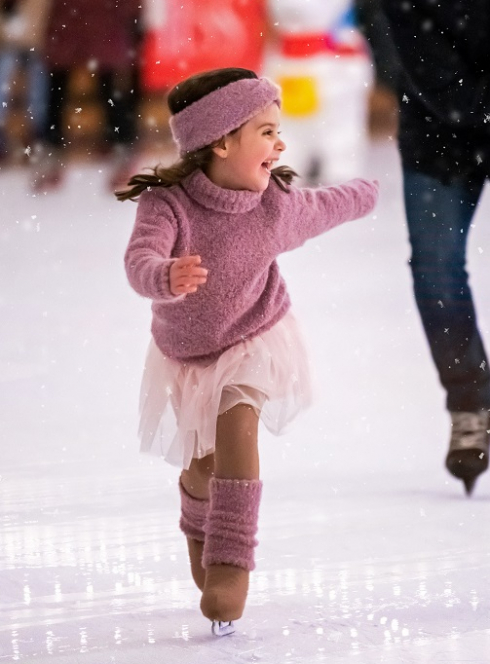 Le top des patinoires en famille : Une petite fille fait du patin à glace
