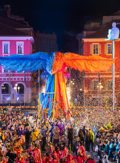 Carnaval de Nice : un char en forme d'énorme oiseau