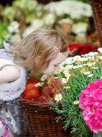 Petite fille dans un marché aux plantes
