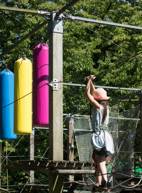 Les Prés du Hem : Une petite fille sur le parcours d'accrobranche
